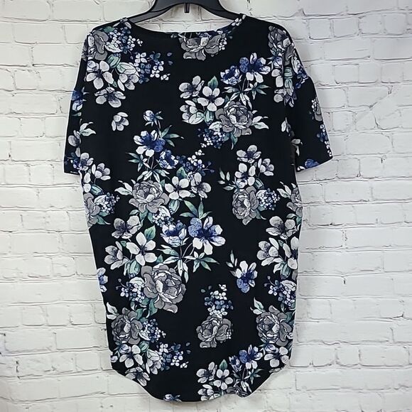 NEW LuLaRoe Irma Oversized Tee Black Floral Print Short Sleeve High Low Knit Top - Picture 4 of 9